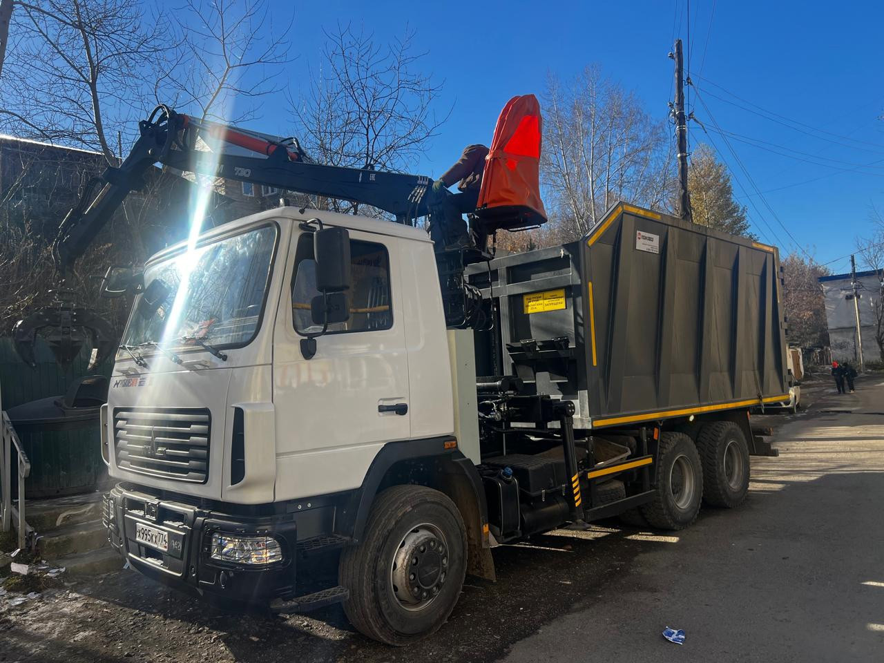 Контейнерные площадки Златоуста обслуживают новые мусоровозы